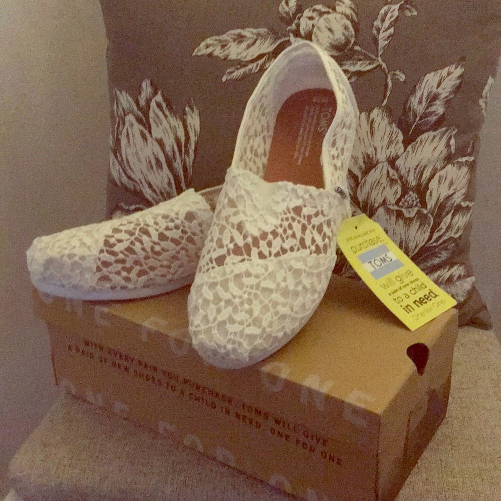 NWT White Leaves TOMS! Beautiful !